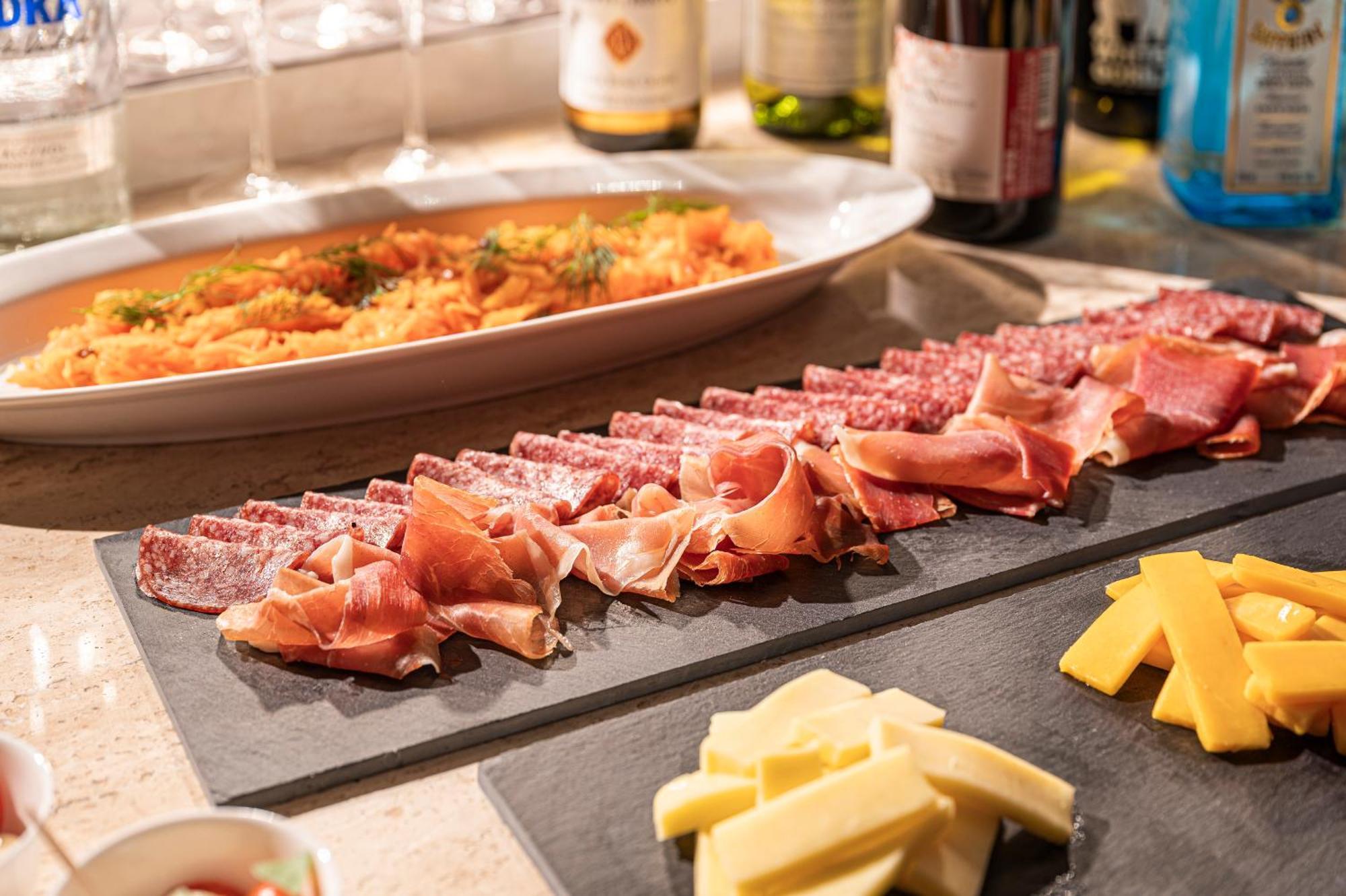 Candeo Hotels Osaka The Tower Luaran gambar Salami and cheese