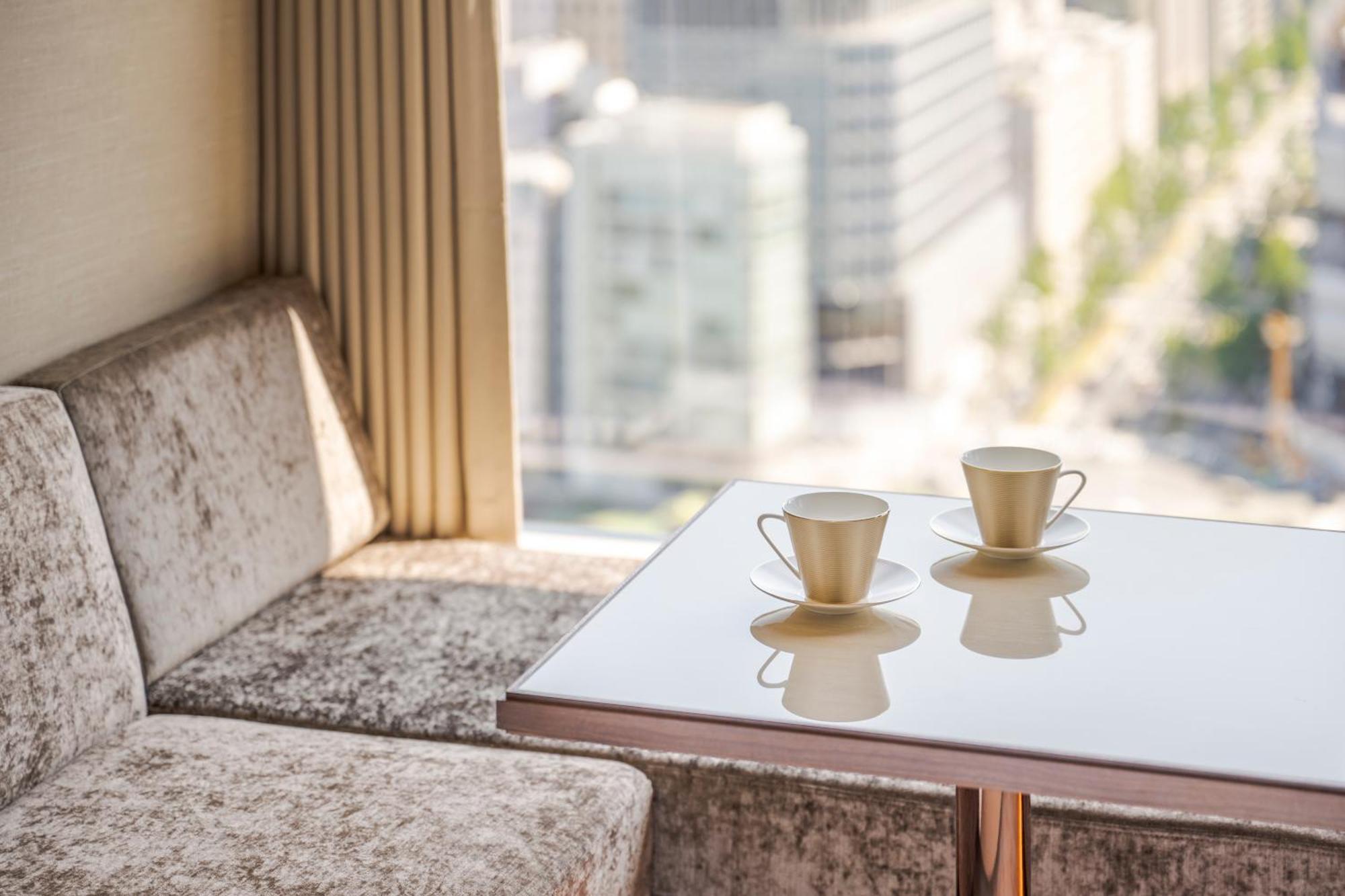 Candeo Hotels Osaka The Tower Bilik gambar A table with a glass top