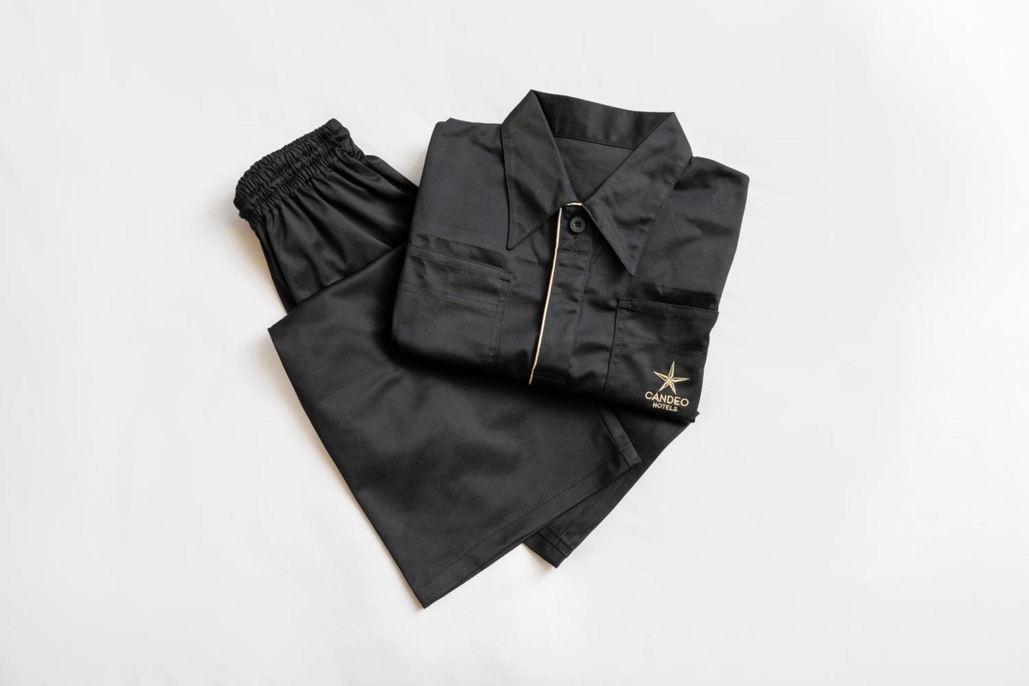 Candeo Hotels Osaka The Tower Bilik gambar A set of black overalls
