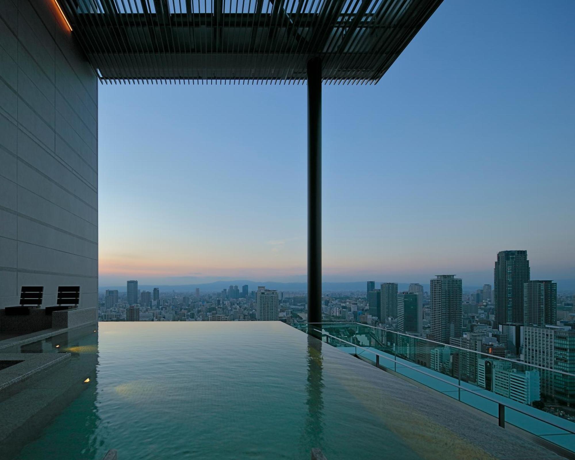 Candeo Hotels Osaka The Tower Luaran gambar Infinity pool at the Ritz-Carlton, Osaka