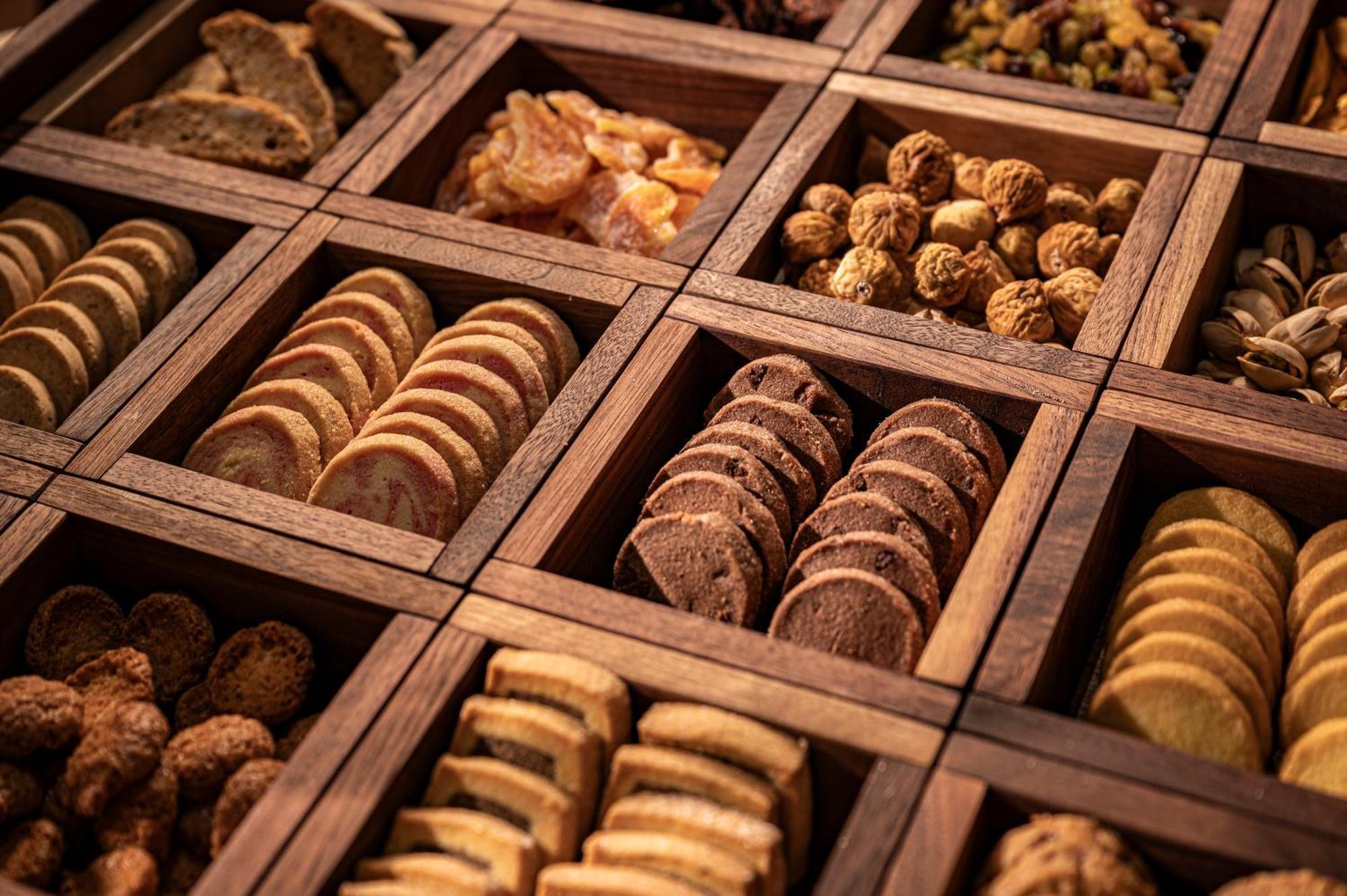 Candeo Hotels Osaka The Tower Luaran gambar A selection of biscuits