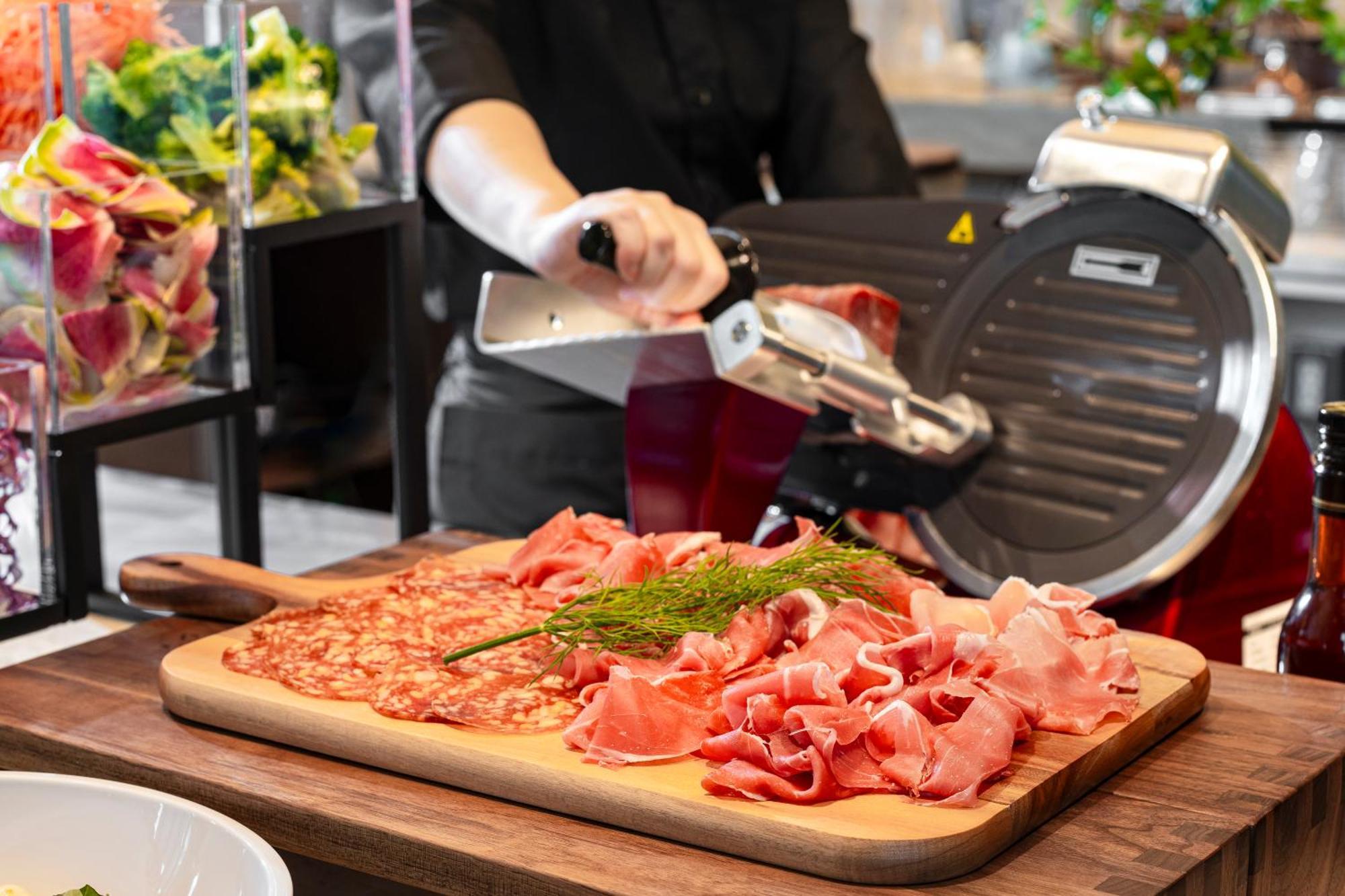 Candeo Hotels Osaka The Tower Luaran gambar A deli slicer in action