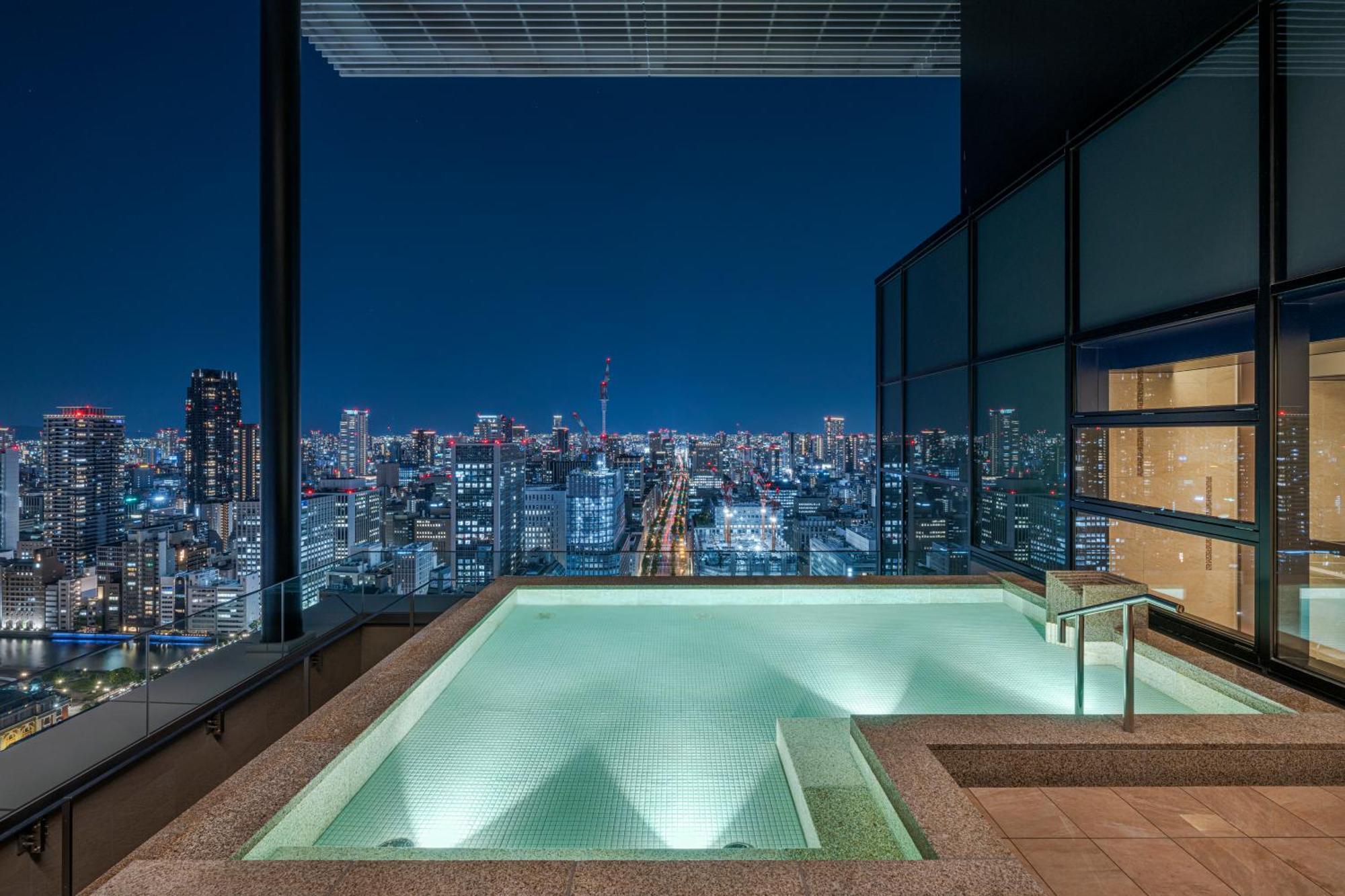 Candeo Hotels Osaka The Tower Luaran gambar The rooftop pool at the Ritz-Carlton, Tokyo