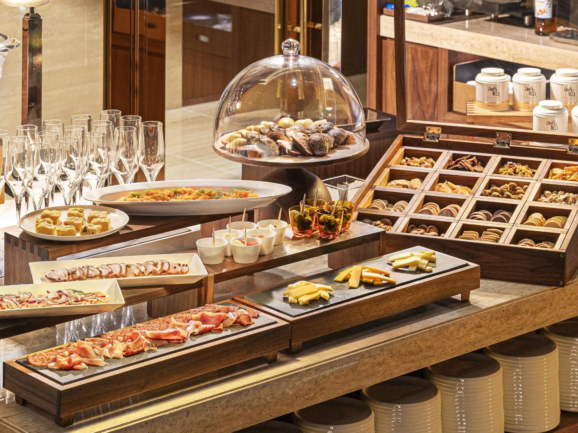 Candeo Hotels Osaka The Tower Luaran gambar A buffet at a hotel